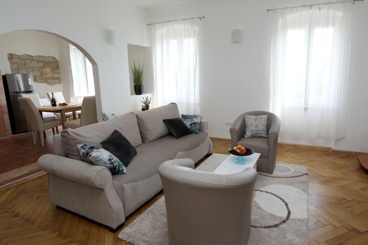 Apartman Cinkopan Apartment Pula Bagian luar foto